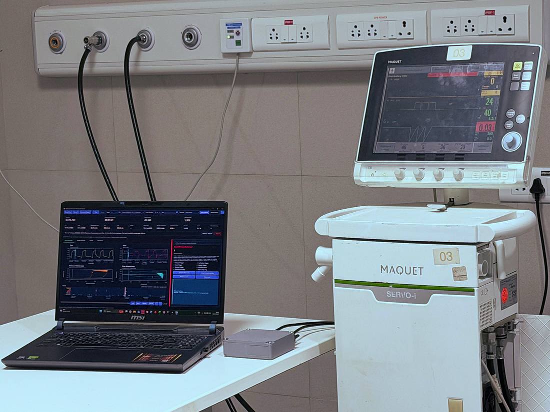 A Maquet Servo-i ventilator beside a laptop running the Plazma analytics dashboard, with a patient monitor above.